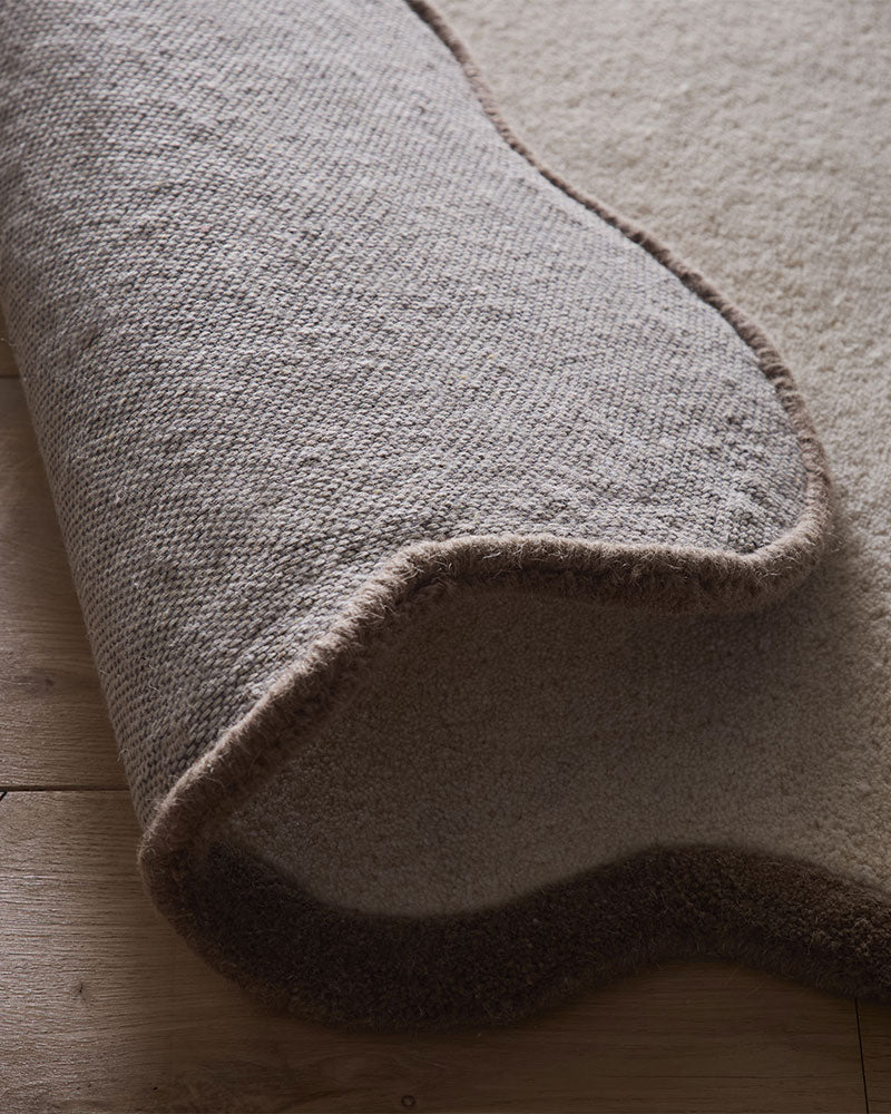 ELSIE SCALLOPED CONTRASTING EDGE NATURAL / BROWN WOOL RUG