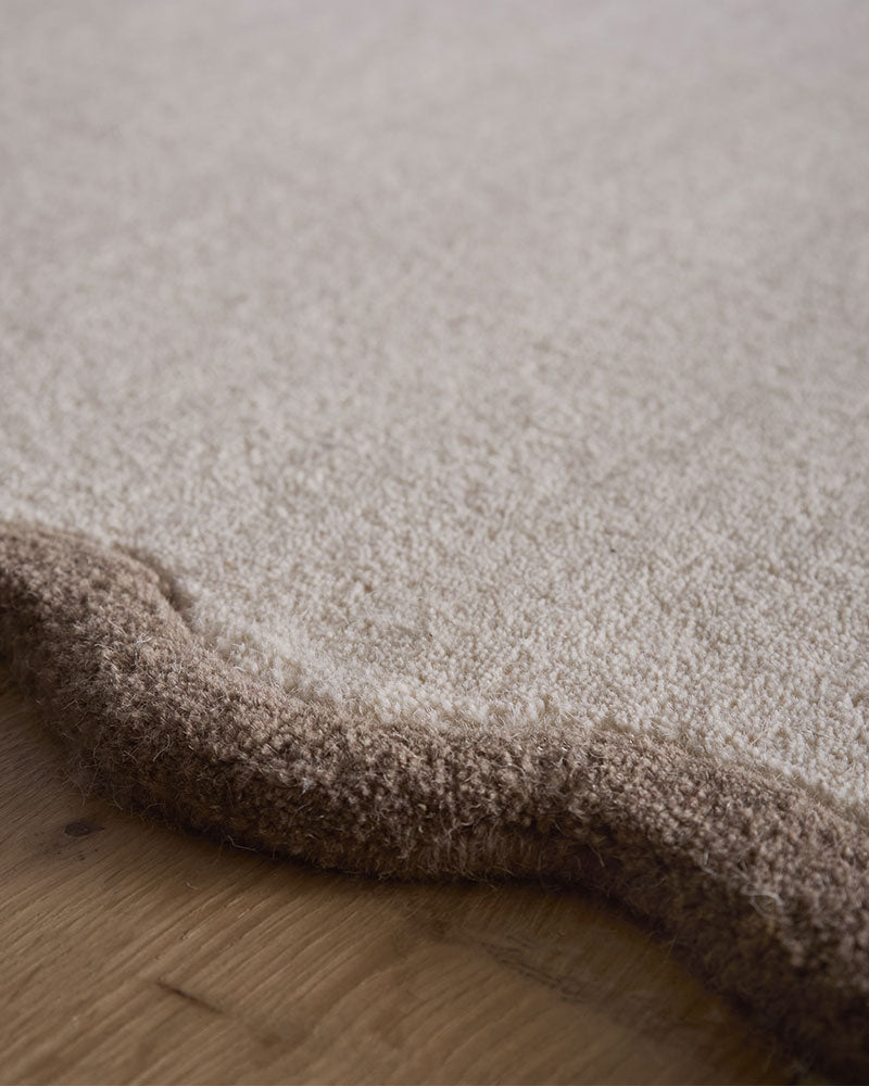 ELSIE SCALLOPED CONTRASTING EDGE NATURAL / BROWN WOOL RUG