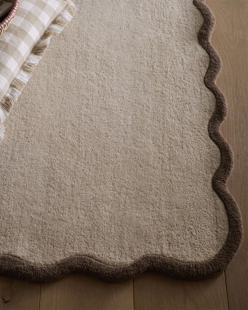 ELSIE SCALLOPED CONTRASTING EDGE NATURAL / BROWN WOOL RUG