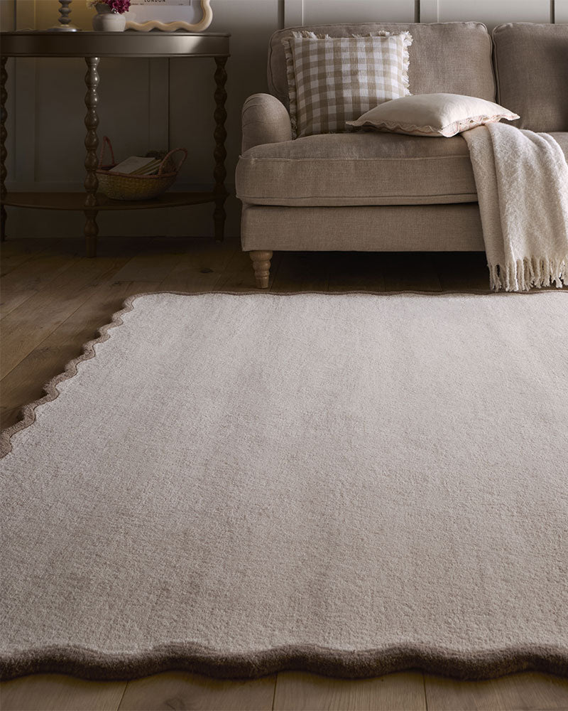 ELSIE SCALLOPED CONTRASTING EDGE NATURAL / BROWN WOOL RUG